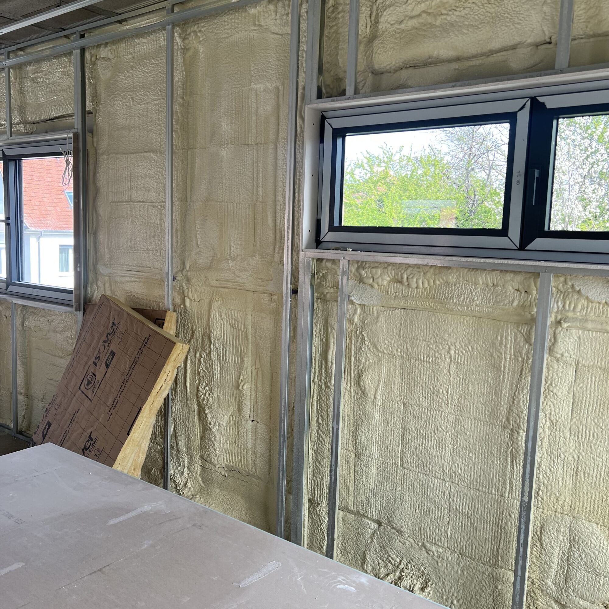 IMG_3953 1 2000X2000 | Bati chape Quelles sont les étapes essentielles avant l’application d’une isolation projetée ? Guebwiller