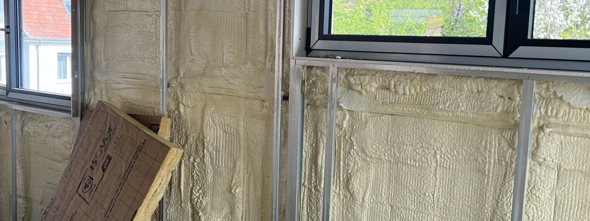 IMG_3953 1 2000X750 | Bati chape Quelles sont les étapes essentielles avant l’application d’une isolation projetée ? Guebwiller